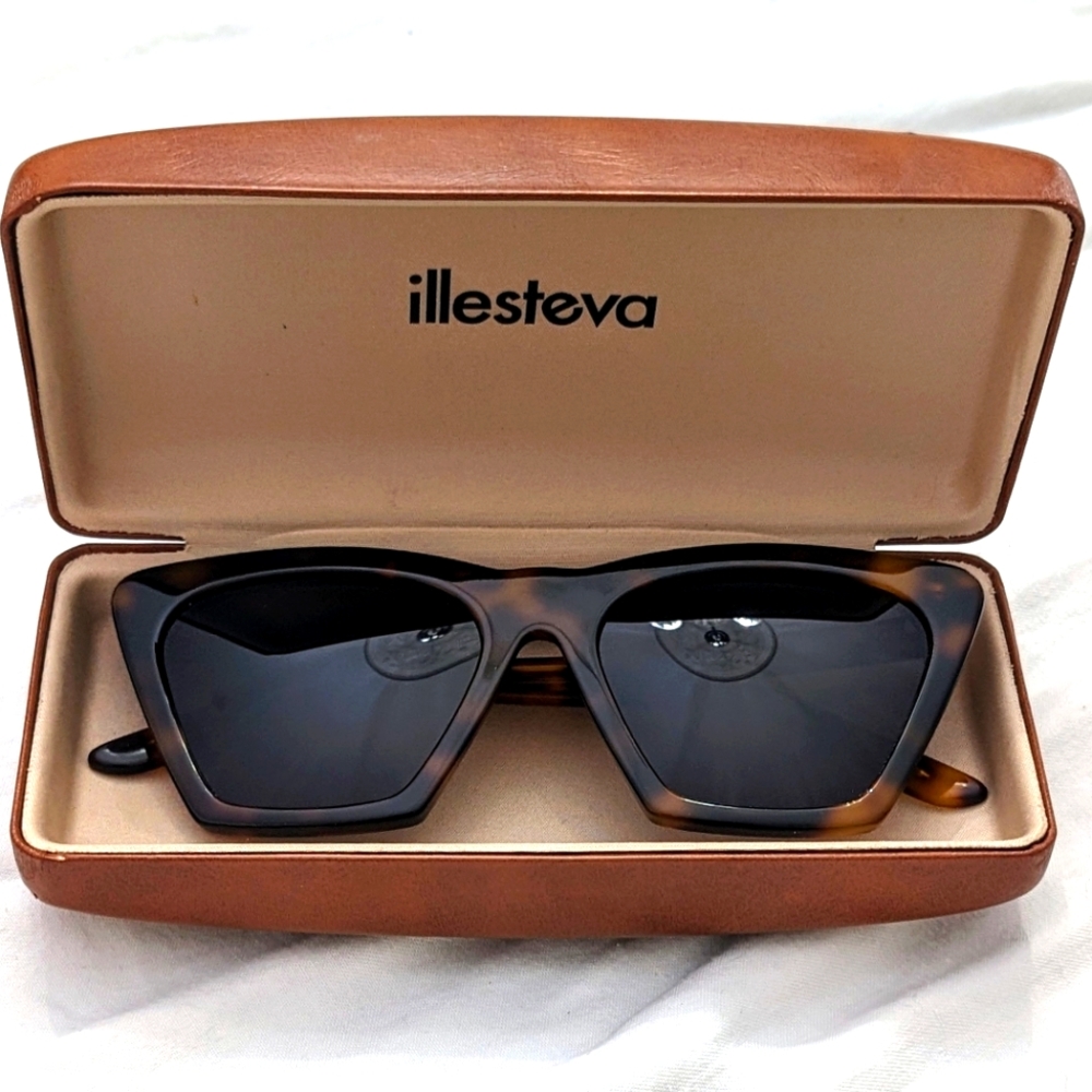 Illesteva Lisbon Sunglasses in Havana / Grey